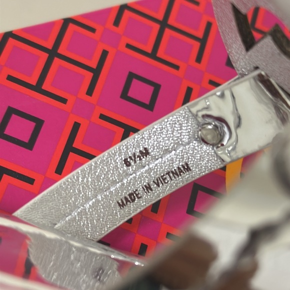 Tory Burch TB Miller Metallic Sandals Argento Mirror Silver Logo Thong Various - Picture 2 of 5